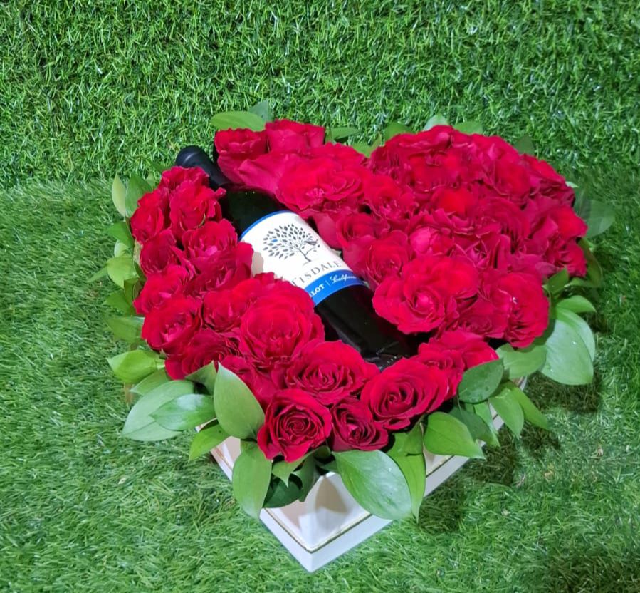 Caja con Rosas Nacionales y Rusco Vino
