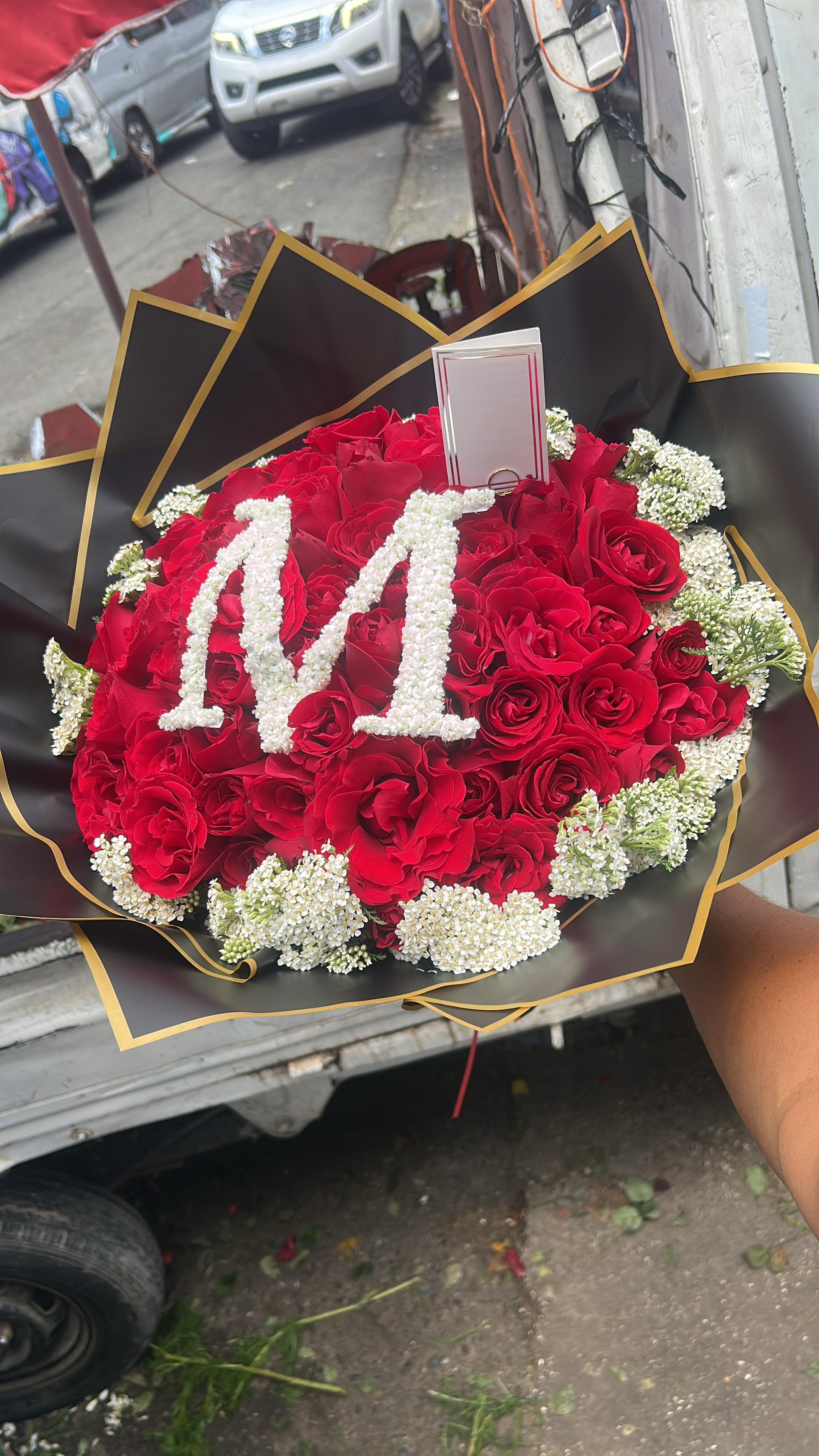 Ramo de rosas nacionales con letra